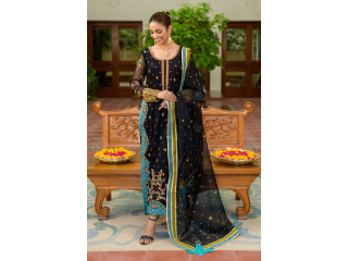 Azita: Exude Grace and Glamour with Shireen Lakdawala's Formal Attire