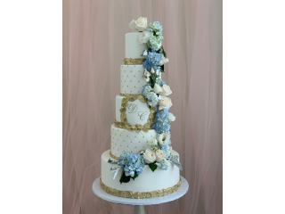 Custom wedding cake with Roobina's Cake