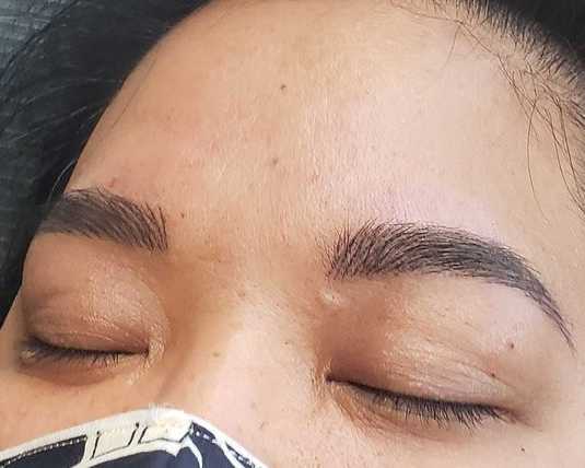 microblading-perfectly-defined-eyebrows-with-expert-precision