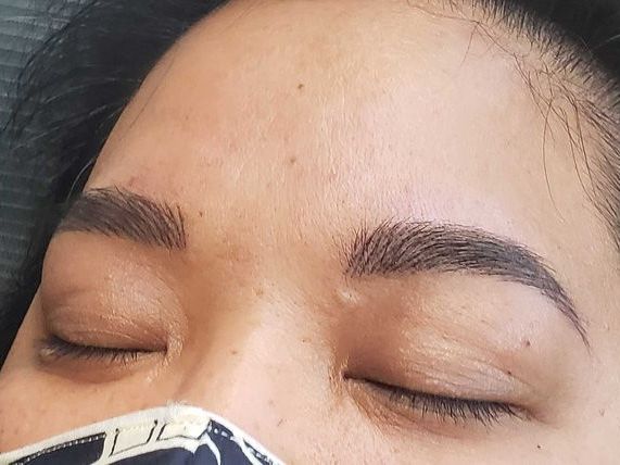 microblading-perfectly-defined-eyebrows-with-expert-precision