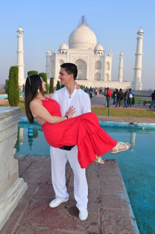 ourney-through-time-a-tour-of-the-taj-mahal-big-0